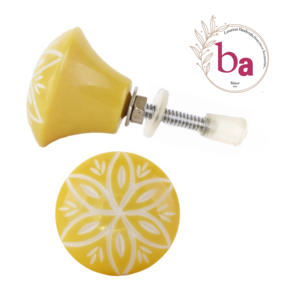 Boutons de tiroir en bois et laiton en corne d'os en résine gravée tropicale jaune moderne et poignée de traction pour armoire, commode et armoire de cuisine - Product Image 1