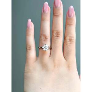 Bague de fiançailles solitaire en diamant cultivé en laboratoire AURALUXURIA, 1,35 ct, taille ronde, couleur D, or, certifiée IGI - Product Image 2