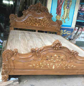 Cama dorada real, tapicería capitoné, acabado blanco y dorado, diseño de lujo, estilo moderno tradicional, mesita de noche a juego. - Product Image 4