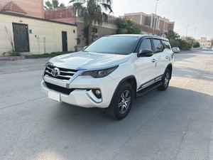 Fortuner GX SUV 6 Plazas Diésel Turbo Cuero R18 Interior Claro Equipamiento Completo 2024 Sin Accidentes y con Garantía - Product Image 3