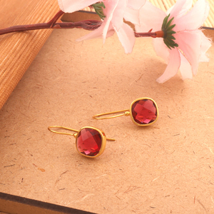 Pendiente con forma de cojín corte a cuadros minimalista cuarzo rojo gancho para la oreja pendientes latón 18K chapado en oro Collet ajuste pequeño par de gotas - Product Image 3