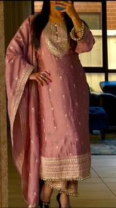 Robes en soie pure Chinon 3 PC costumes pour dames non cousus Top Sharara et Dupptta dans un style fantaisie - Product Image 4