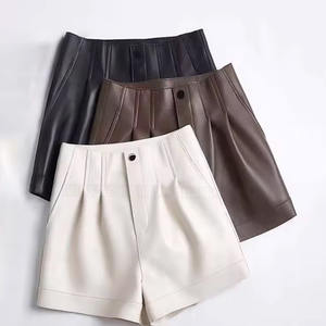 Services OEM prix raisonnable Shorts en cuir dernier style conception personnalisée Streetwear femmes Shorts en cuir - Product Image 3