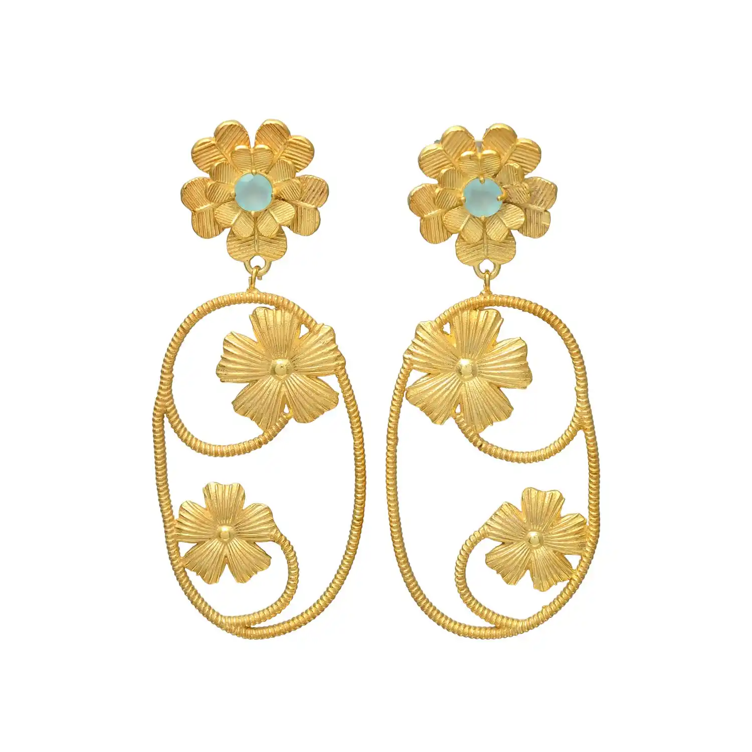 Orecchini turchese in oro floreale. Realizzato con intricati disegni di fiori e adornato con belle pietre turchesi