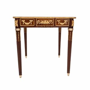 Table d'appoint carrée de luxe en acajou avec texture de grain de bois complexe et guirlandes en laiton doré antique pour intérieurs classiques - Product Image 2