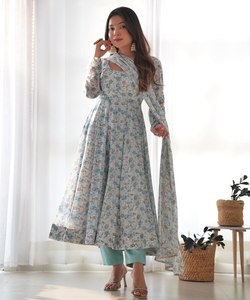 Fusion de mode: Style pakistanais Salwar Kameez - Fusion de styles traditionnels et modernes, créant une mode chic et élégante - Product Image 6