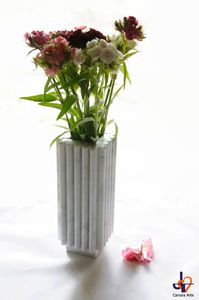 Vase à fleurs en marbre au design artistique personnalisable pour une présentation décorative de fleurs créant une atmosphère intérieure calme - Product Image 6