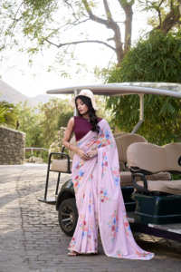 Saree Marbal sin peso de primera calidad con borde de encaje de perlas con estampado floral y blusa Banglory Lisa para compradores de Ropa Étnica B2B - Product Image 4