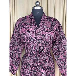 Cárdigan tipo bata de lana de yak para mujer, negro con estampado floral, cálido y cómodo para invierno, con bolsillos, abrigo de casa tejido ODM con diseño original. - Product Image 2
