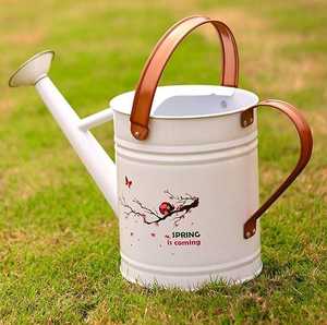 Regadera de jardín diseñada para flores, verduras y césped que ofrece un flujo de agua suave y una construcción duradera. - Product Image 2