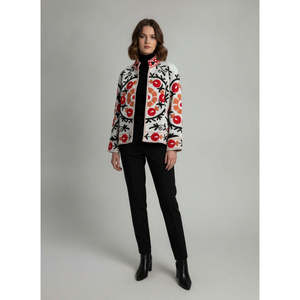 Veste d'été en coton Anar Bloom, broderie à la main motif Suzani en ivoire avec des touches de vermillon et d'ocre - Product Image 6