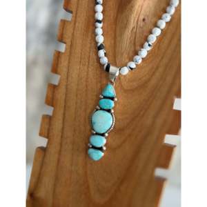 Pendentif de style religieux Kathleen Livingston Royston en argent sterling avec turquoise sertie clos et incrustation de rubis à motif numérique, Inde - Product Image 4