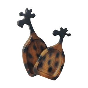 Lot de 2 plateaux de service en bois de manguier fabriqués à la main en forme de girafe, parfaits pour les bonbons, les noix et les fruits secs. - Product Image 2