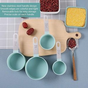 Tazas y cucharas medidoras azules anidadas de plástico duradero con asas grabadas, perfectas para hornear y suministros de cocina - Product Image 2