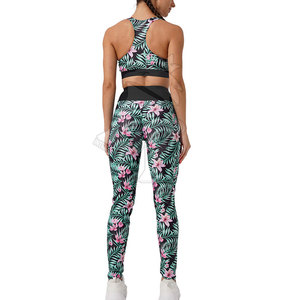 Elegante conjunto de yoga sublimado para mujer que combina estampados coloridos únicos con tela suave y duradera que brinda comodidad - Product Image 3