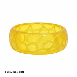 Brazalete de Resina Amarillo con Diseño de Panal, Brazalete Geométrico Tallado para Mujer, Joyería Boho Chic Hecha a Mano - Product Image 3