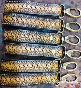 Porte-clés en cuir personnalisé usiné à la main fabriqué à partir de cuir véritable et comporte des motifs complexes usinés à la main - Product Image 4