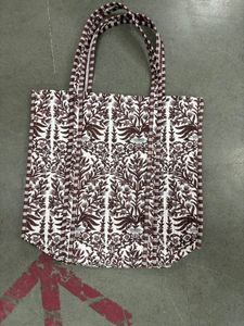 Sac fourre-tout matelassé à imprimé floral fait à la main pour femmes sac de transport d'été/d'hiver en coton indien pour l'épicerie-accessoire de mode - Product Image 2