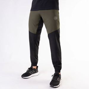 Pantalones Casuales QST Premium Micro Stretch Tech Fleece, Color Oliva, Paneles Frontales, Bolsillos Laterales, Corte Regular, Cintura Elástica con Cordón, para Gimnasio - Product Image 1