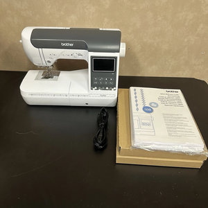 Kit de démarrage prêt à l'emploi pour machine à coudre et à broder informatisée Brother SE2000 - Product Image 1