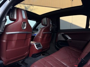 Magnifique BMW 76-0I XD-RI-VE XI avec transmission automatique, toit panoramique et sièges en cuir. - Product Image 4