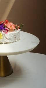 Support à gâteau de luxe en marbre blanc avec base en métal doré, plateau rond pour présentation de desserts, idéal pour mariage, fête, centre de table d'anniversaire - Product Image 4