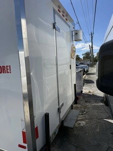 Food Truck Moderne d'Extérieur avec Alimentation Intégrée et Espace de Préparation pour Garantie - Product Image 1
