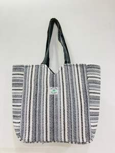 กระเป๋าสะพายไหล่ผ้าฝ้ายป่านดีไซน์เนอร์เป็นมิตรต่อสิ่งแวดล้อมผสมผสานสไตล์และความยั่งยืนได้อย่างลงตัว - Product Image 4