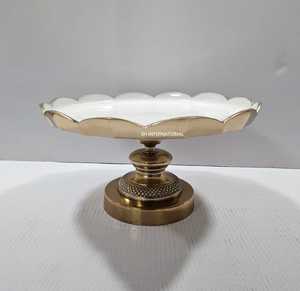 Soporte acrílico para pasteles de calidad superior con tapa de cúpula que presenta maravillosamente postres frescos a precio mayorista herramientas para pasteles - Product Image 1