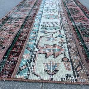 Alfombra pequeña vintage de 2x4 pies (62x123 cm), alfombra turca con estampado animal marrón - Product Image 5