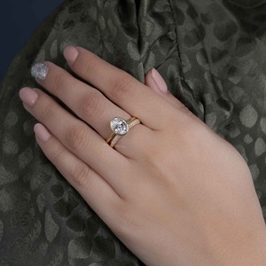 Nouvelle arrivée Bague de fiançailles solitaire sertie de diamants de laboratoire certifiés IGI VVS de forme ovale pour un ensemble de mariage en or 14 carats pour la mode - Product Image 2