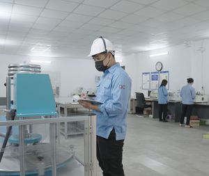 Revêtement de sol intérieur durable et écologique SPC 5mm 20mil Marque LVP Imperméable Antidérapant Bonne Qualité Low Duty Stratifié WPC Chêne Design - Product Image 6