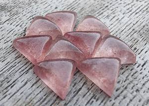 Vente en gros de cabochon quartz fraise naturel qualité AAA Lavira dos plat triangle rose pierres précieuses toutes tailles disponibles IGI pour - Product Image 3
