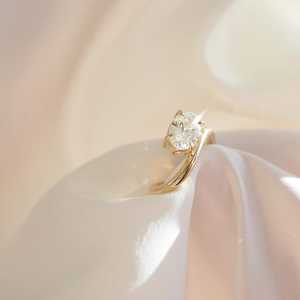 Curve Band East West White Oval Cut Lab Grown Diamond Solitaire Anillo de compromiso en oro sólido de 14K Wedding Promise Ring Jewelry - Product Image 3