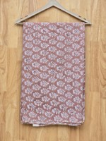 Tela de algodón puro color rosa cebolla de primera calidad con estampado tradicional hecho a mano con motivos florales blancos Buti y hojas intrincadas.