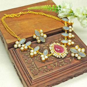 สร้อยคอโชกเกอร์เครื่องประดับ Kundan สำหรับเจ้าสาว | เซ็ต Kundan Stone สไตล์ปากีสถานสีทอง - Product Image 3