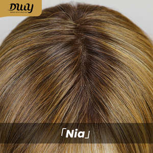 Perruque synthétique courte bouclée caramel sans colle Nia-DWY avec dentelle transparente, raie libre, mono skinweft, couleur caramel courte bouclée - Product Image 6