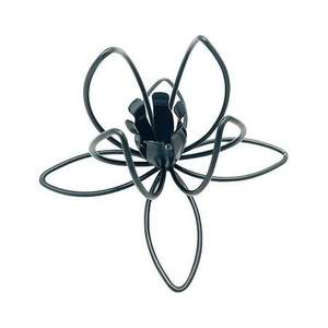 Encantador candelabro decorativo navideño de metal hecho a mano con acabado rústico dorado para complementar la decoración del hogar de temporada - Product Image 6