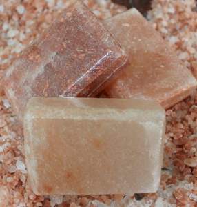 Décoration de bain artisanale de qualité supérieure Design «Love» personnalisable sophistiqué Savon au sel de l'Himalaya sculpté élégant Artisanat naturel - Product Image 1