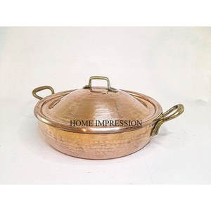 Contenedor Chapati de forma redonda con acabado antiguo de cobre hecho de metal de Calidad exclusiva con tapa superior y asas chapadas en oro de la India - Product Image 1