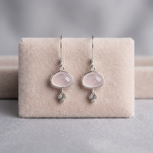 Boucles d'oreilles pendantes délicates en quartz rose ovale, serties clos, rose blush, faites à la main en argent sterling 925, cadeau de Saint-Valentin, forme arrondie - Product Image 1