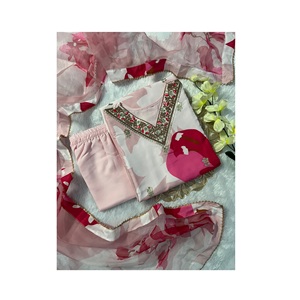 モスリン製の高品質の女性用クルティセットをデジタルプリントと刺<span class=keywords><strong>Embroidery</strong></span>加工で輸出インドから低価格で入手可能 - Product Image 1