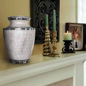 Urnas de cremación de metal hechas a mano personalizadas OEM, urnas funerarias de metal, urnas funerarias de la mejor calidad, suministro a granel de La India - Product Image 5