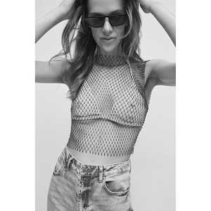 เสื้อเบลาส์ตาข่ายลำลองเนื้อผ้ามีประกายระยิบระยับ แขนเสื้อแบบเปิดไหล่ พร้อมโลโก้ด้านหน้า ผลิตจากโพลีเอสเตอร์ 100% - Product Image 3