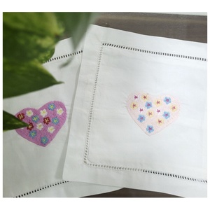 Bolsita de algodón blanca con bordado de corazón, bolsita de almohada con bordado de corazón rosa - Product Image 4