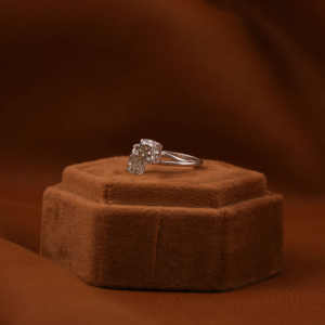 Anillo de compromiso de diamante cultivado en laboratorio con corte de Cojín cuadrado y Triángulo de oro macizo de 14 quilates, anillo de compromiso elegante de lujo clásico - Product Image 3