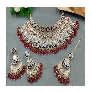 Magnifique ensemble de bijoux de créateur pour femme, comprenant un collier choker et des boucles d'oreilles en moissanite de haute qualité et imitation perle, avec tikka, idéal pour les mariages. - Product Image 2