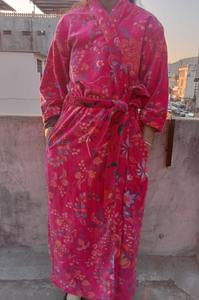 ชุดกิโมโนยาวผ้ากำมะหยี่สีชมพูของผู้หญิงชุดคลุมยาวพิมพ์ลายดอกไม้ขนาดพิเศษฟรีไซส์ใหญ่พิเศษเชือกผูกยาวถึงเข่าใส่อยู่บ้านฤดูหนาว - Product Image 4