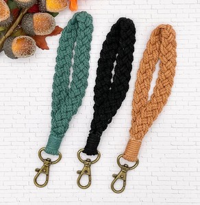 Llavero de macramé hecho a mano con gran belleza artesanal - Product Image 1