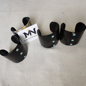 Brazalete de cuerno ecológico pulido natural Pulsera de estilo moderno hecha a mano hecha de cuerno de búfalo genuino - Product Image 6